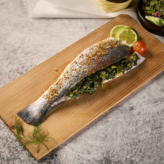 Branzino envuelto en espinacas crudas